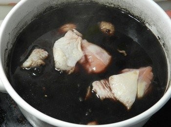 step5: 將無骨雞腿四片對切成八片，擺在米上，蓋上鍋蓋煮20分鐘