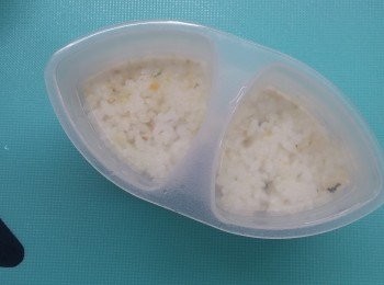 step6: 再用飯填滿，蓋上蓋用力壓實
 脫模包上紫菜就完成啦!