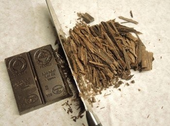 step1: 在切板上放上白紙，在上面切碎朱古力（方便溶解）。