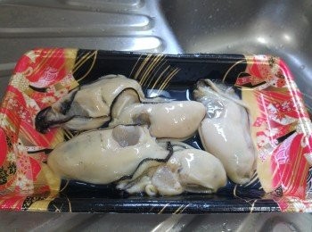 step1: 蠔解凍 用生粉撈勻，細心用手指洗淨裙邊的污垢 (要重覆數次直至蠔潔白為止), 小心不要弄穿蠔肚。