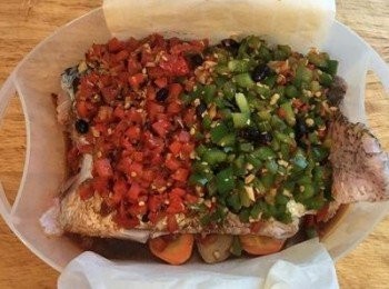 step9: 蒸鍋的水煮滾後，將魚放入蒸10分鐘關火燜5分鐘即可。（不過依魚的大小需自行調整蒸的時間，用魚菲利ㄧ般10分鐘就夠了喔）