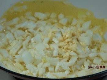 step4: 接著放入洋蔥丁.蒜末炒香