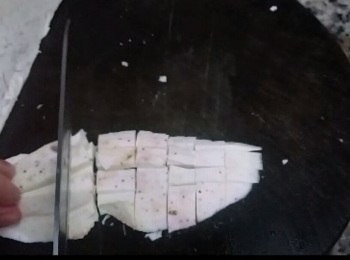 step1: 芋頭去皮切粒備用。
Peel taro, cut into dice and set aside.