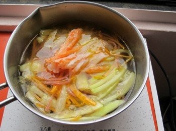 step5: 放入2碗水繼續滾煮，並放入蟹味棒