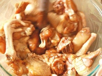 step1: 把雞多餘的脂肪去除，清洗乾淨後印乾，加入糖、生抽、胡椒粉、玫瑰露酒（醃雞用）、粟粉、麻油拌勻後醃30分鐘。如不是使用新鮮雞，可用麵棍打圈攪拌3-5分鐘，這樣可以攪鬆肉的組織，吃起來雞肉不會太緊實。(如沒有麵棍可以用數支筷子代替）