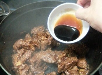 step6: 加入老抽炒勻