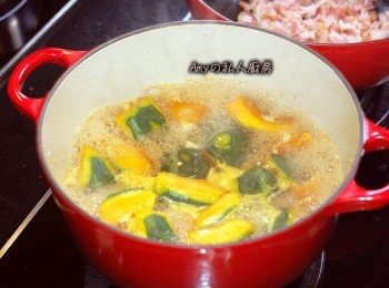 step4: 水份的高度不超過南瓜塊,水滾後將表面浮末撈除