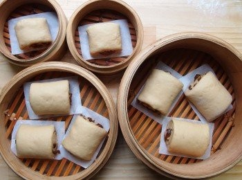 step11: 麵糰放在蒸籠裡,蓋上蒸籠蓋,進行最後20-25分鐘發酵(視當時環境的溫度及麵糰的發酵狀態而定)只要確認麵糰稍為膨脹(體積變大)即可。