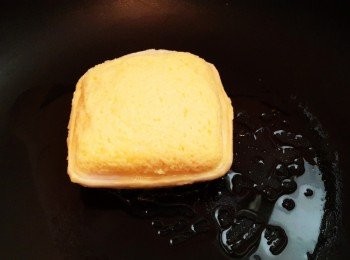 step5: 起油鍋~兩面煎到金黃 起鍋後灑上糖粉完成(這個步驟可以省略喔)