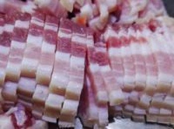 step2: 五花肉不好切，先放冷凍一晚隔天放冷藏四小時後來切，就會很容易切的。