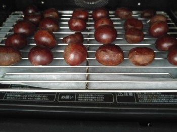 step2: 用架盛高每粒栗子放入焗爐焗。預設時間20分鐘。