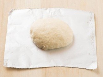 step22: 進行基本「扁麵包」的成形步驟。將麵團放在鋁箔紙上