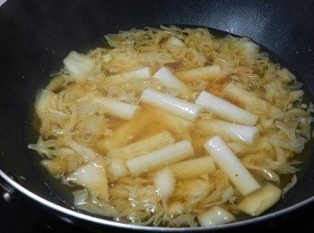 step2: 水滾後加入韓式年糕