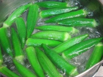 step2: 洗淨的秋葵放入燒開的水中煮5到10分鍾，然後撈出秋葵放入冰水中冷卻