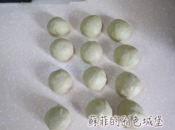 step5: 工作台上灑些高筋麵粉，取出發酵好的麵糰，分成12球（每球約50g左右），整型，蓋上濕布，讓麵糰休息10～15分鐘。