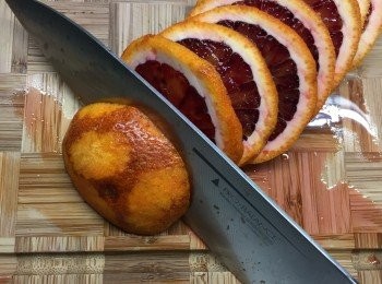 step9: 血橙切片後再去皮，取出圓形橙肉備用。