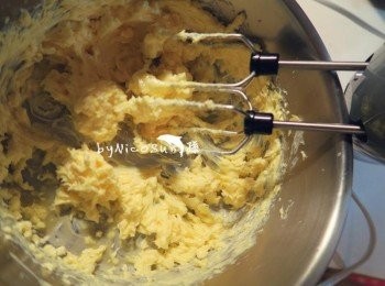 step2: 奶油和蒜粒攪拌均勻