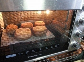 step12: 預熱焗爐230度5分鐘,將薯蓉扒菇放上牛油紙上,放入焗爐最底的格,上火轉用150度,下火用180度焗15-18分鐘即可(如焗爐沒有上下火,就用180度焗15分鐘)(每個爐溫是有分別,需目測,不要焗到薯蓉太燶就可以)