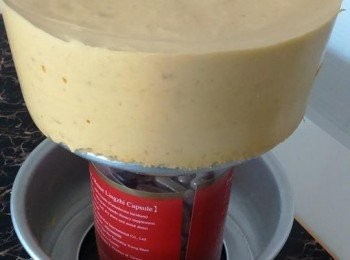 step15: 脱模時先用蛋糕模放在窄身的物件上，然後慢慢脱模