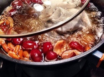 step2: 。把所有材料及桑寄生放入煲內，水滾後轉慢火煲45分鐘
。加糖，試味，完成。