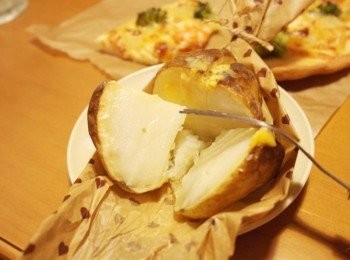 step5: 開動吧^^ 一切開來奶油香氣好迷人呀!!! 馬鈴薯跟奶油真是絕配~~好好吃呢:)