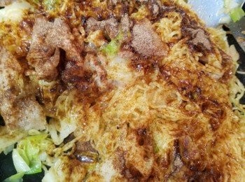 step3: 煎香豚肉，鬆開日式麵餅，加入調味包，撈勻。食前可加上七味粉。