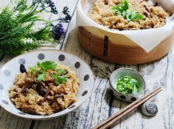 step9: 許多不熟悉料理的朋友常顛倒了對糯米的想法，
覺得糯米不好煮熟透，反而加了太多水，
這樣完成的油飯不但軟爛不好吃，外觀也整個糊成一團喔。
有機會自己動手做時千萬別忘記囉~😉