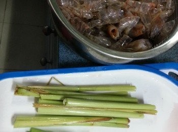 step2: 準備好蝦頭及殼,香茅腳部份,莞茜莖部份