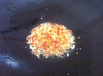 step2: 取出鍋，加入一大匙食油，把豆士，紅辣椒和蒜蓉爆炒一會。