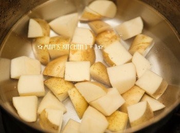 step1: 將馬鈴薯切成小塊狀後(帶皮)，冷水下鍋用中小火煮約15~20分鐘。