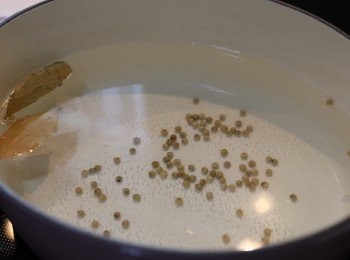 step2: (2) 白胡椒粒+香葉煲5分鐘