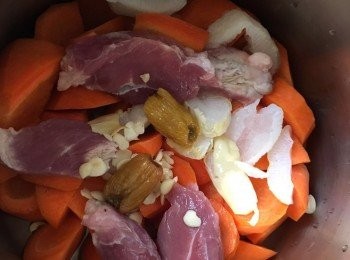 step1: 1)棕櫚果洗淨切片, <a href="https://bit.ly/3ANJVUp" target="_blank" data-keyword="豬展" class="guide-link"><strong>豬展</strong></a> <span style="display:inline-block;vertical-align:middle;margin-top:-3px;color:initial;border-radius:3px;padding:2px 3px;font-size:12px;line-height:14px;background:#87d300;color:#fff;">即買</span> 飛水後切件, 甘筍去皮切件