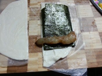 step4: 壽司紫菜亦是一開二剪開一半,再將紫菜對摺成三層,於上酥皮上,將一隻蝦放上紫菜上,再慢慢卷起(尾部預留少許酥皮用作埋口,不要被紫菜蓋過)