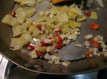 step3: 再加入鹹菜一起拌炒出鹹菜香味