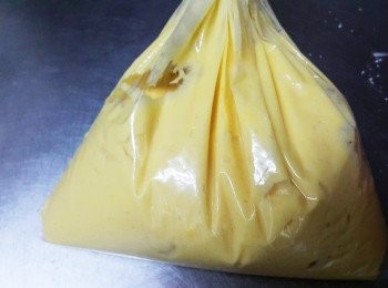 step4: 準備塑膠袋將麵糊裝入,袋角剪一個洞以方便待會己出麵糊