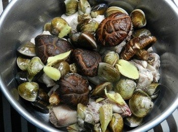 step2: 內鍋中放入燙好的雞肉、薑片、花菇與蛤蜊(我是買吐沙過的蛤蜊，如果沒吐沙過，記得泡一下鹽水吐吐沙ㄛ)