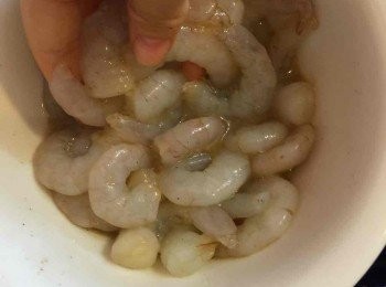 step1: 蝦仁先用蛋白、鹽、酒和胡椒略醃15分鐘