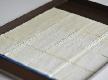 step1: 酥皮用刀界成6x6cm小塊，共32塊
