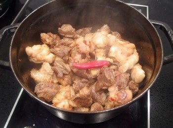 step6: 倒入豆瓣醬拌炒出香氣,再加入味霖(或冰糖)及醬油將肉類炒至上色,最後加入米酒煮至酒精揮發留下酒香。