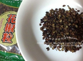 step2: 熱鍋下油中火炒過爆香花椒(不喜歡花椒味道太重的可以將花椒撈出)和薑