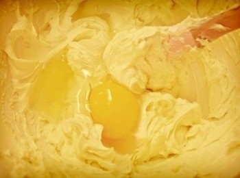 step4: 接著打入蛋擠上檸檬汁拌一拌~~