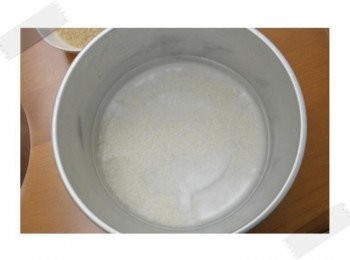 step1: 先將糯米洗乾淨瀝乾水分後~ 內鍋加入糯米和800cc的水,外鍋一杯水蒸煮30分鐘^^