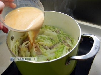 step5: 菜煮至喜歡的軟度後，加入已調味的豆漿，見汁滾起便關火，即可食用。