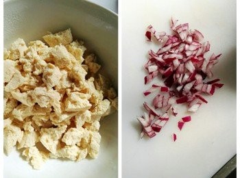 step2: 已解凍的冰豆腐，壓出水份，撕碎。
紫洋蔥切粒。