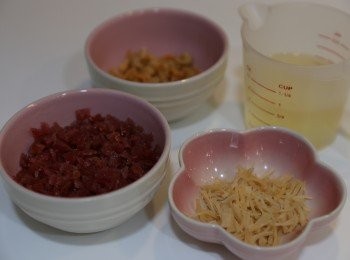 step2: (2) 蝦米、乾瑤柱沖洗後用水浸軟