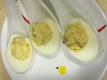 step3: 之後將蛋黃沙拉醬填入蛋白中
最後撒上適量的黑胡椒跟羅勒葉
就大功告成囉！