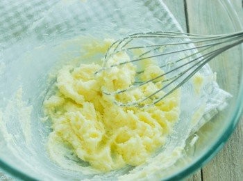 step1: 將無鹽牛油與糖拌勻