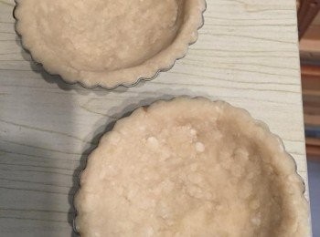 step2: 撻模抹些油份方便脫模，撻皮平均壓入撻模底及邊緣，用手指壓實。