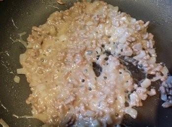 step4: 再加埋地捫忌廉咖喱醬炒至收乾水份, 成為咖喱牛肉餡料.