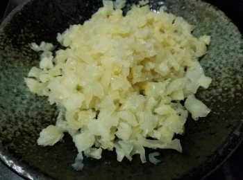 step4: 用薑片，黃酒，出水約 15 分鐘，隔去水份切碎